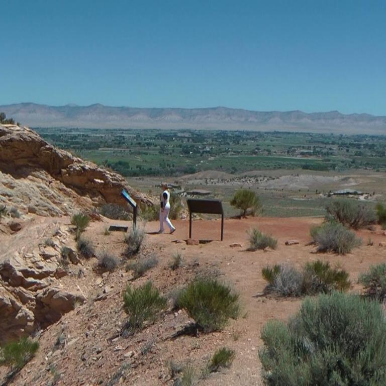 Panoramablick von steilen Klippen auf eine ausgedehnte, flache Ebene.