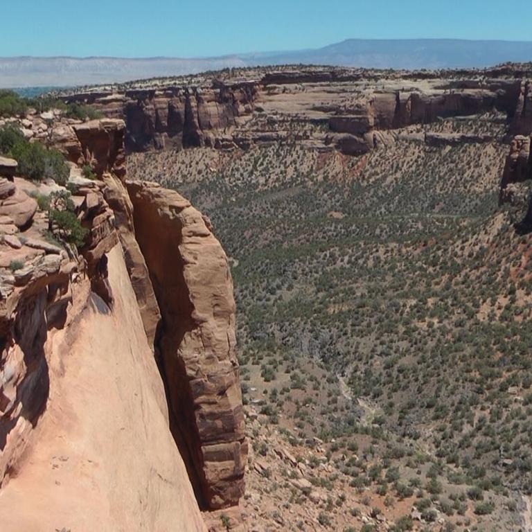 Panoramablick über ein tiefes und ausgedehntes Canyon-System mit steilen Felswänden.