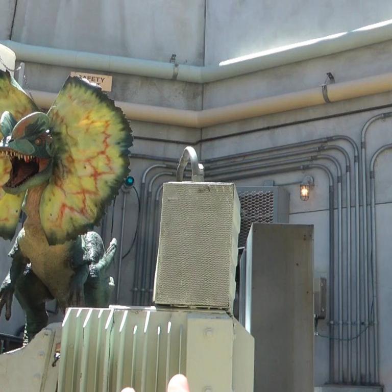 Gruseliges Monster mit großen, gelbgrünen Flügeln, das in einer Industriehalle posiert.
