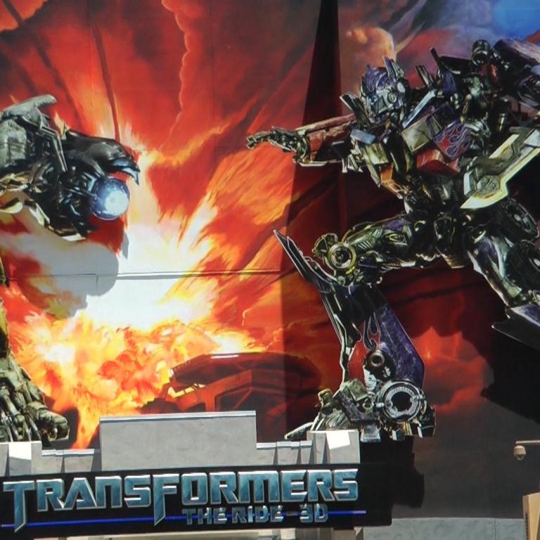 Ein großformatiges Plakat zeigt die Roboter Optimus Prime und Bumblebee im Stil der Transformers-Saga