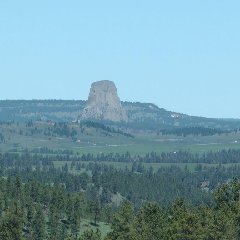 Ein isolierter Tafelberg erhebt sich über einer weiten, bewaldeten Landschaft.